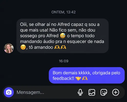 Print de conversa no Instagram: “Oiii, se olhar aí no Alfred capaz q sou a que mais usa! Não fico sem, não dou sossego pro Alfred, o tempo todo mandando áudio pra n esquecer de nada, tô amandoo”, e a resposta “Bom demais kkkkk, obrigada pelo feedback!!”